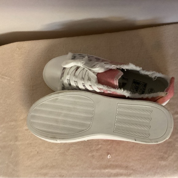 NWOT Cute Tennis Shoes 7-7.5W - Picture 3 of 5